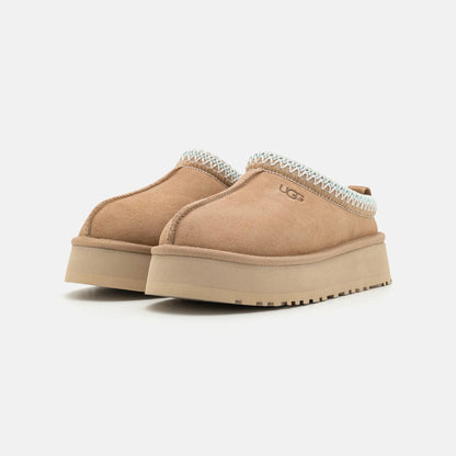 UGG Tazz Sand chaussons à plateforme femme en daim et peau de mouton beige sable, vue de face