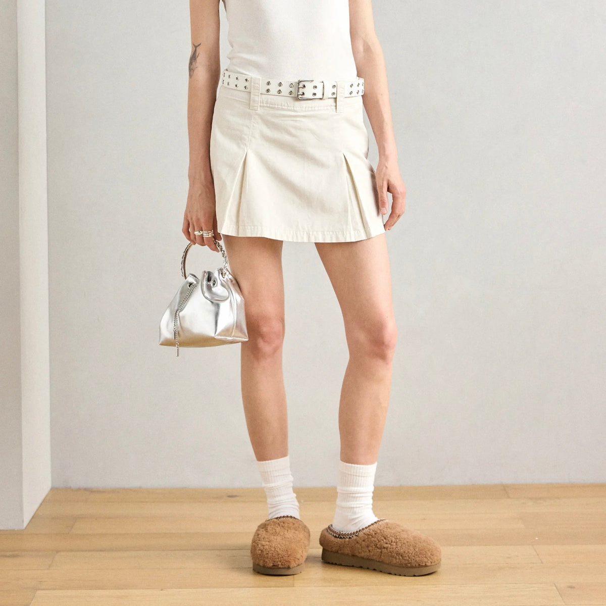 UGG Tasman Maxi Curly Chestnut chaussons femme en daim et peau de mouton marron chestnut, détail tige