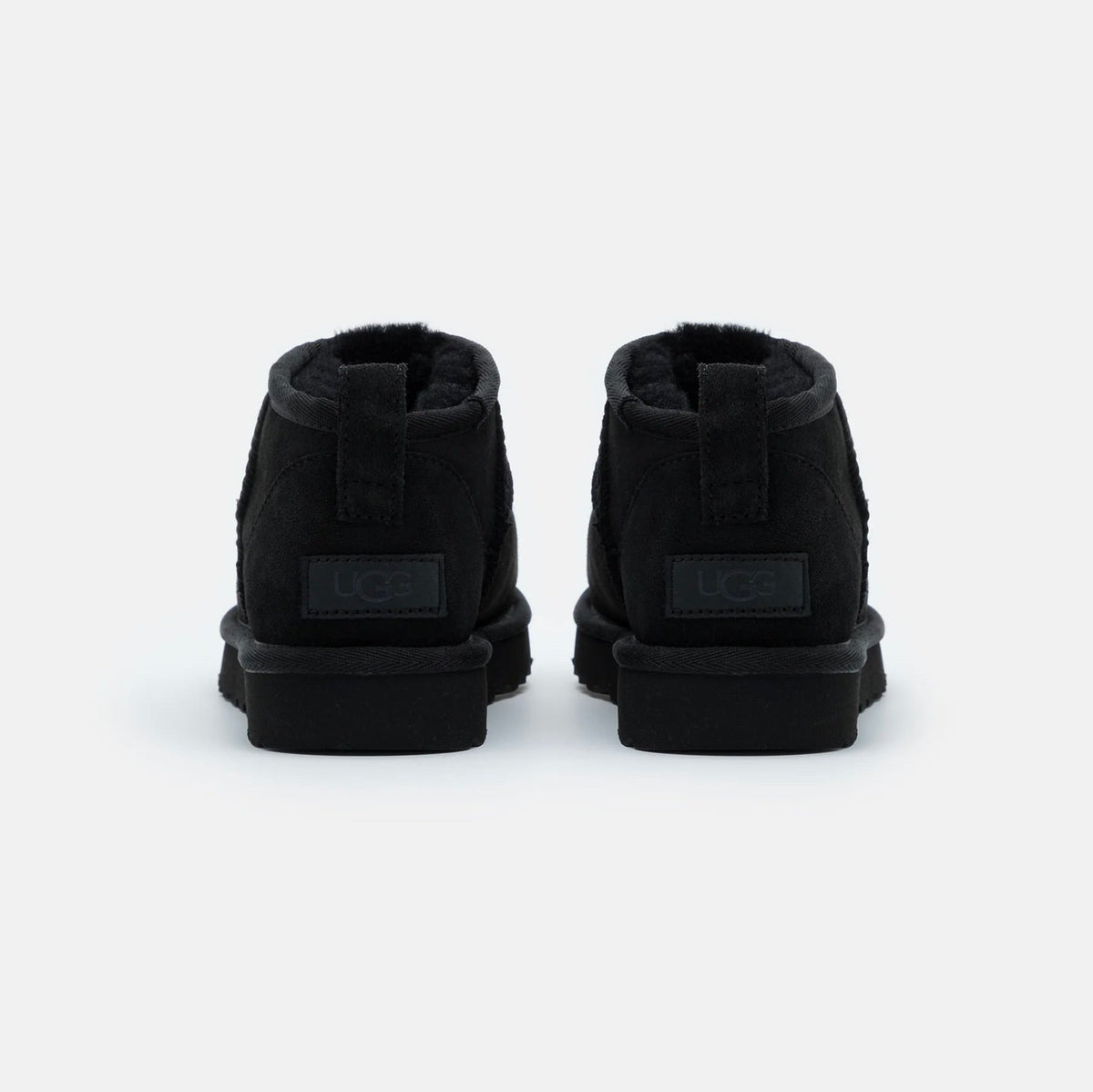 UGG Classic Ultra Mini Black bottines fourrées femme en daim et peau de mouton noir, détail semelle