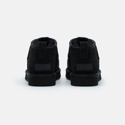 UGG Classic Ultra Mini Black bottines fourrées femme en daim et peau de mouton noir, détail semelle