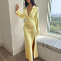Robe Femme Satinée Manches Longues – Fendue et Élégante