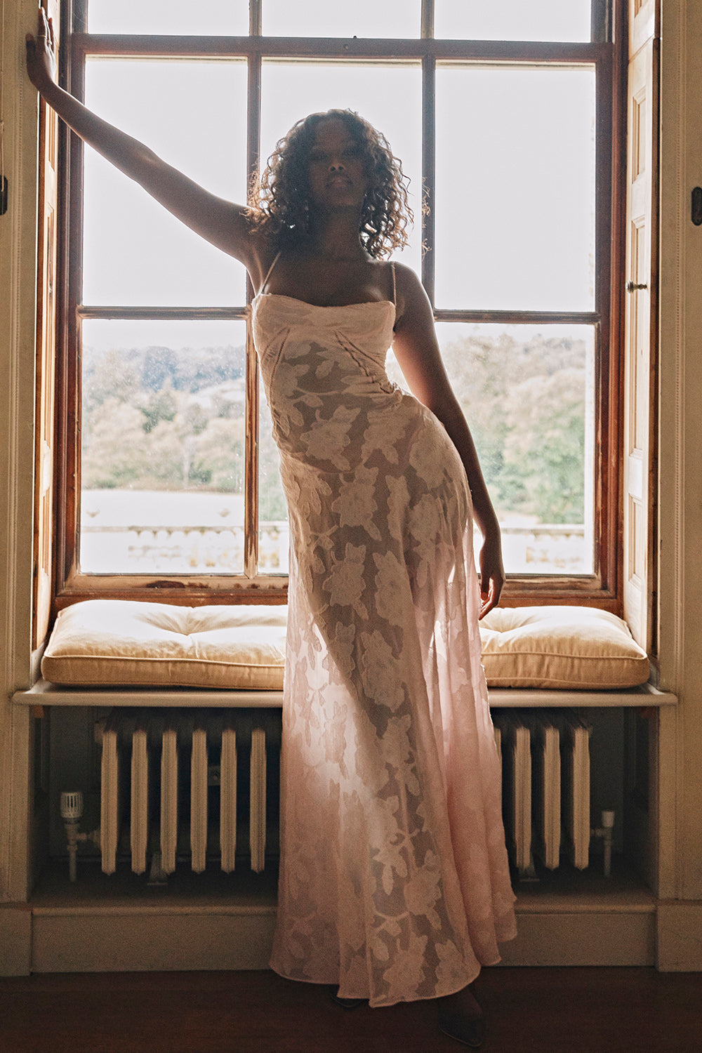 Robe longue à fines bretelles femme – coupe ajustée ourlet évasé