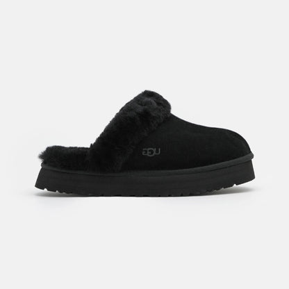 UGG Disquette Black sabots fourrés femme en daim et peau de mouton noir, vue de profil