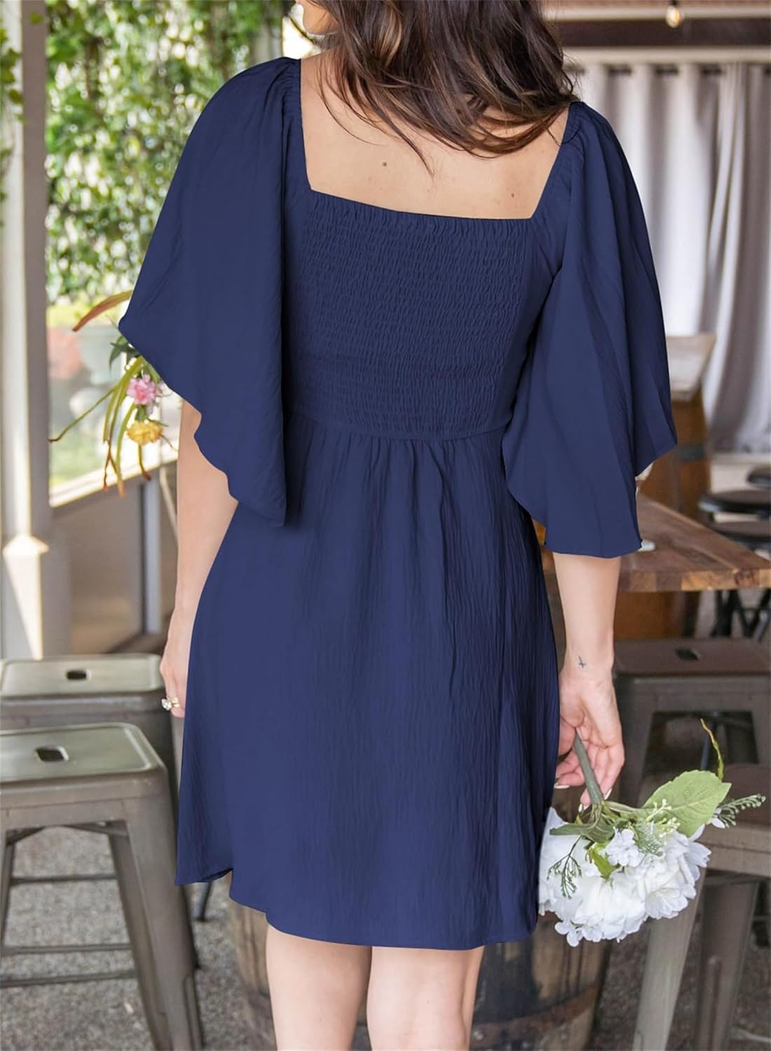 Robe Mini Femme en tissu léger, col V, coupe fluide – Menvelo