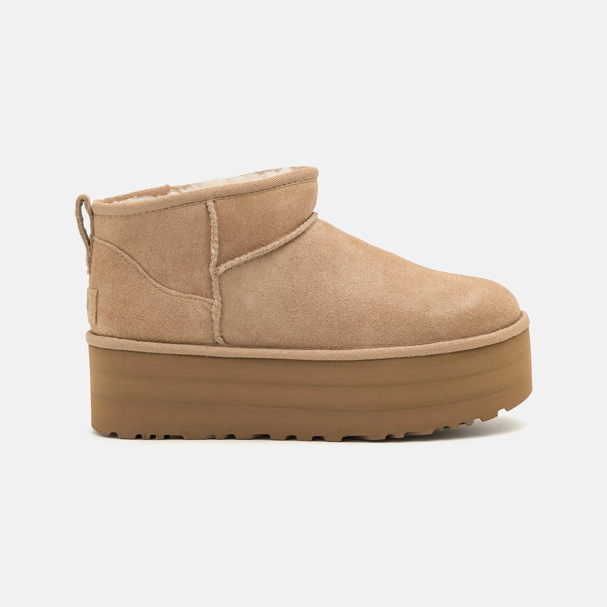 UGG Classic Ultra Mini Plateforme Sand bottines fourrées femme en daim et peau de mouton beige sable, vue de profil