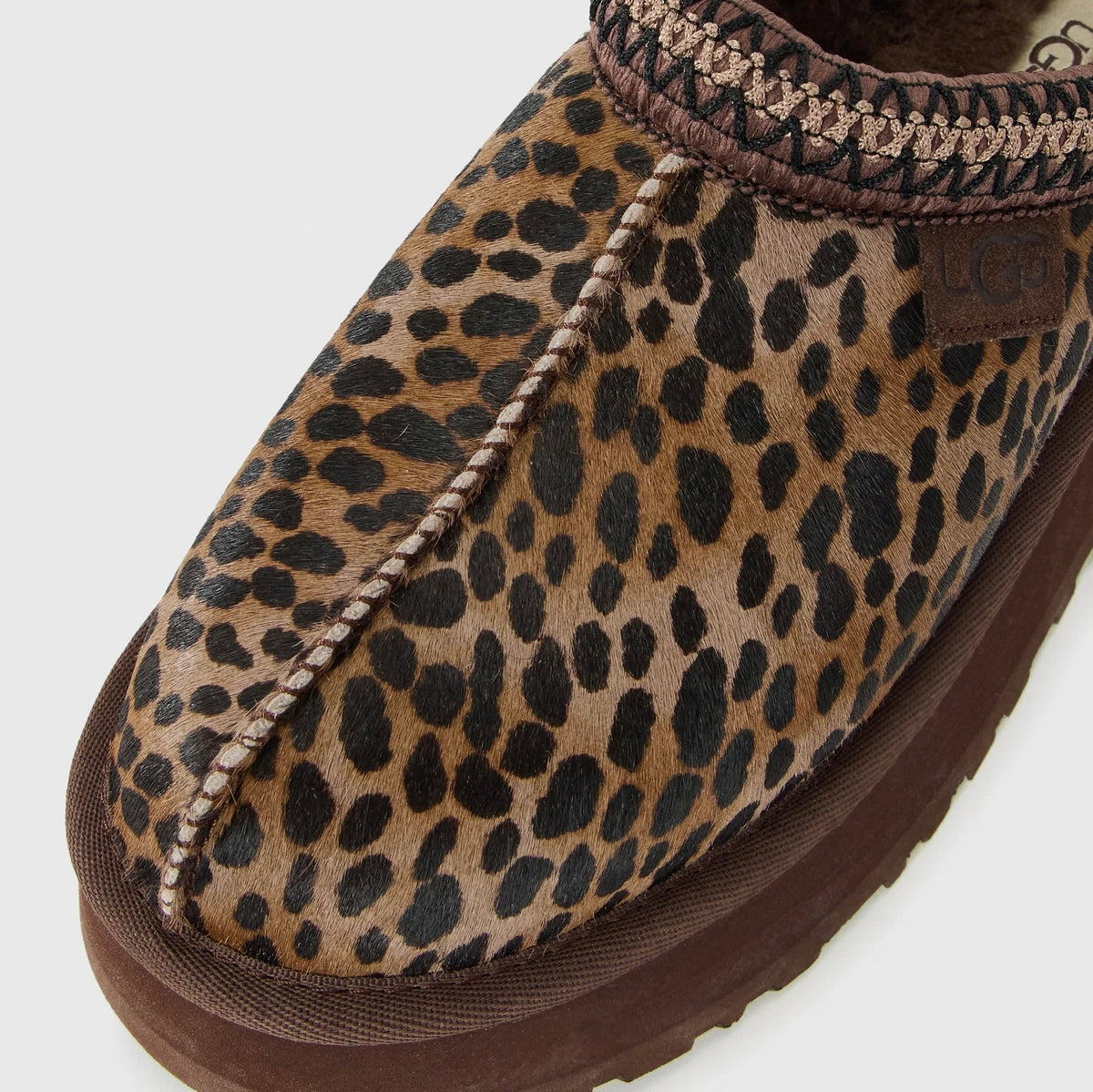 UGG Tazz Caspian Burnt Cedar chaussons à plateforme femme en daim et peau de mouton marron cèdre, vue de dessus
