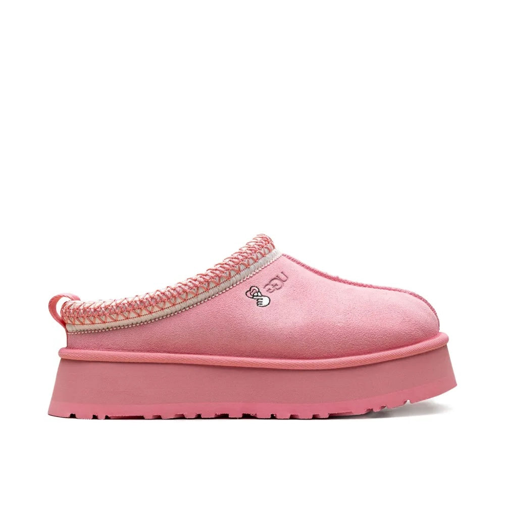 UGG Tazz Love '25 Tropical Pink chaussons à plateforme femme en daim et peau de mouton rose, vue de profil