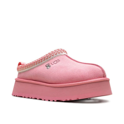 UGG Tazz Love '25 Tropical Pink chaussons à plateforme femme en daim et peau de mouton rose, vue de face