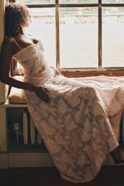 Robe longue à fines bretelles femme – coupe ajustée ourlet évasé