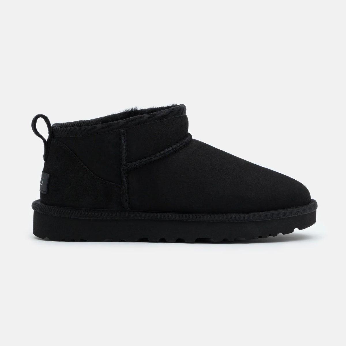 UGG Classic Ultra Mini Black bottines fourrées femme en daim et peau de mouton noir, vue de profil