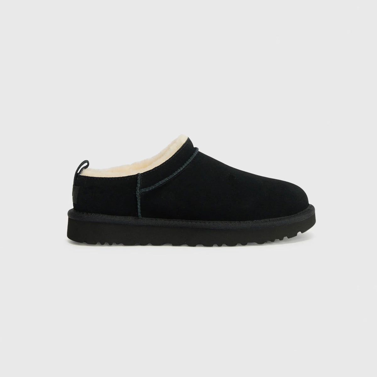 UGG Classic Micro Black bottines fourrées femme en daim et peau de mouton noir, vue de profil