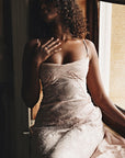 Robe longue à fines bretelles femme – coupe ajustée ourlet évasé