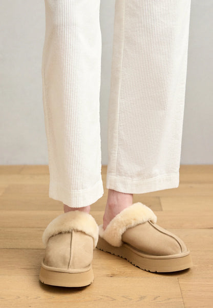 UGG Disquette Sand sabots fourrés femme en daim et peau de mouton beige sable, détail tige