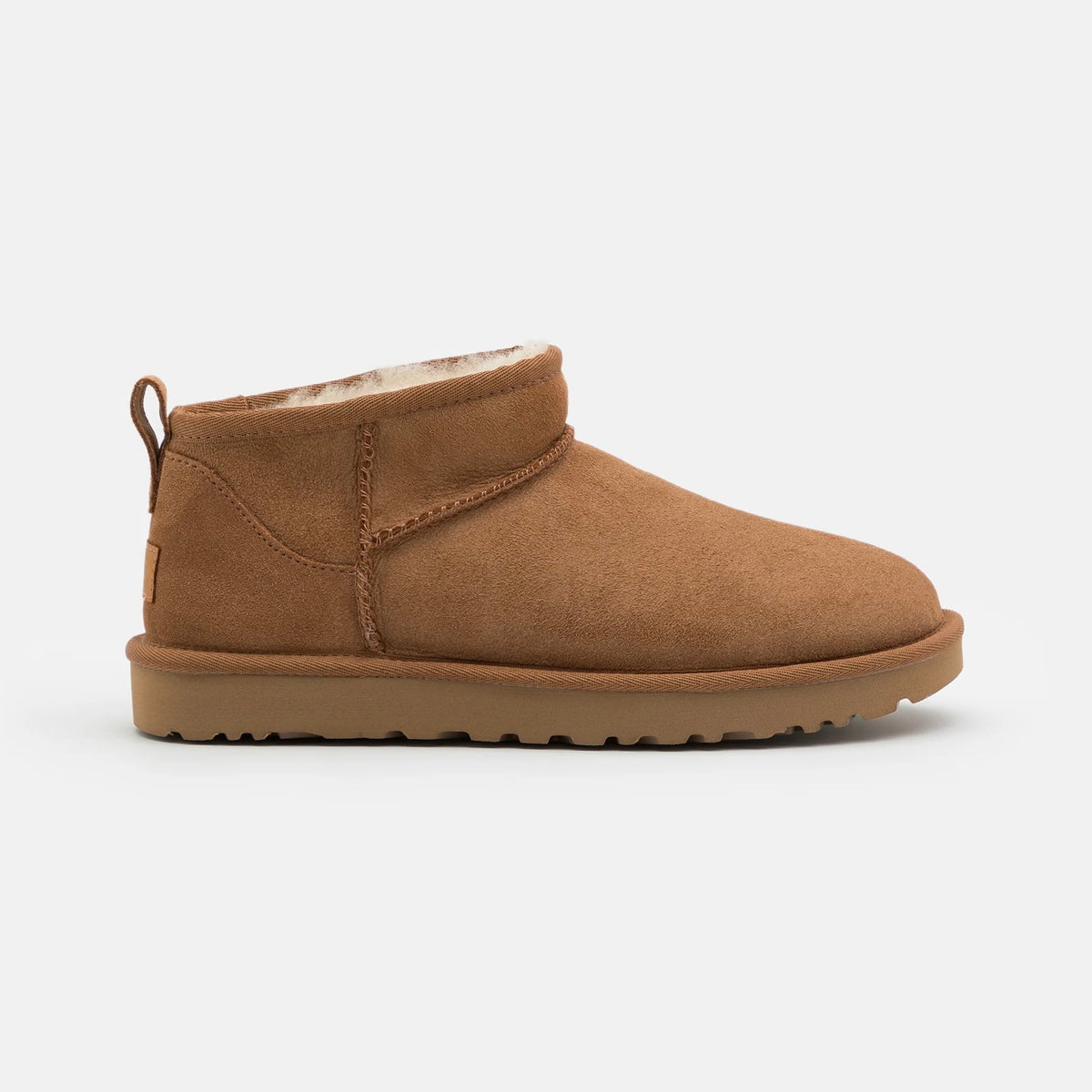 UGG Classic Ultra Mini Chestnut bottines fourrées femme en daim et peau de mouton marron chestnut, vue de profil