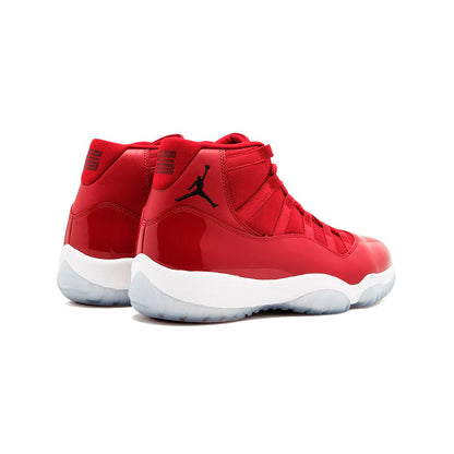 Air Jordan 11 Red baskets homme et femme en cuir verni rouge, détail semelle