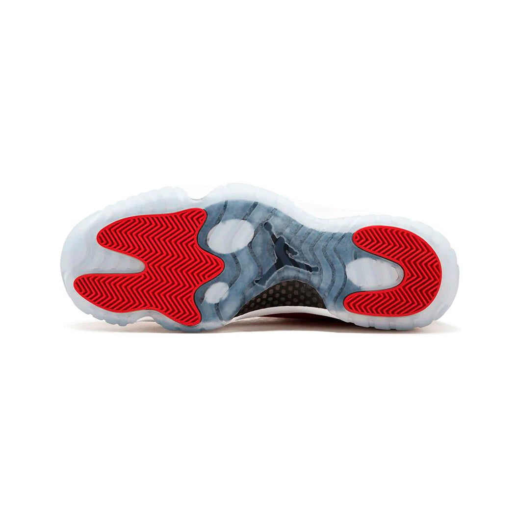 Air Jordan 11 Red baskets homme et femme en cuir verni rouge, vue arrière