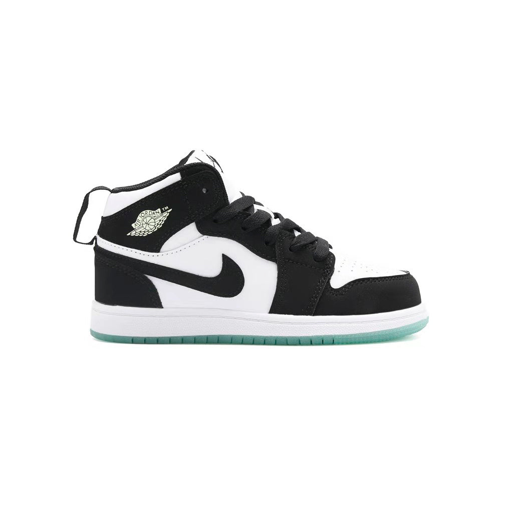Jordan Air Jordan 1 Mid Panda baskets mi-montantes enfant en cuir noir blanc, vue de profil