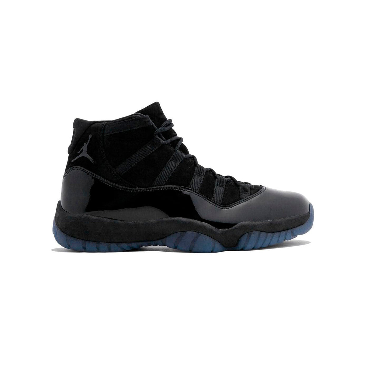 Air Jordan 11 Cap and Gown baskets homme et femme en cuir verni noir, vue de profil