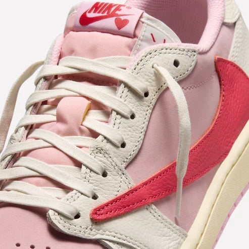 Air Jordan 1 Low Travis Scott Tropical Pink baskets basses homme et femme en cuir rose, détail tige