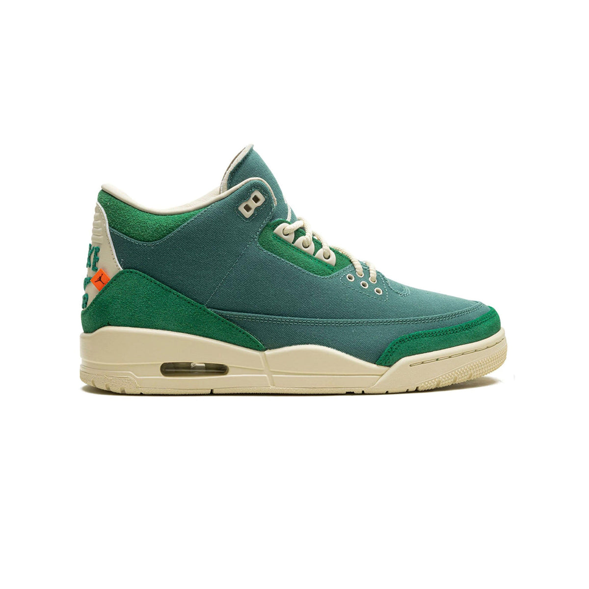 Air Jordan 3 Nina Chanel Abney Bicoastal baskets homme et femme en daim vert, vue de profil