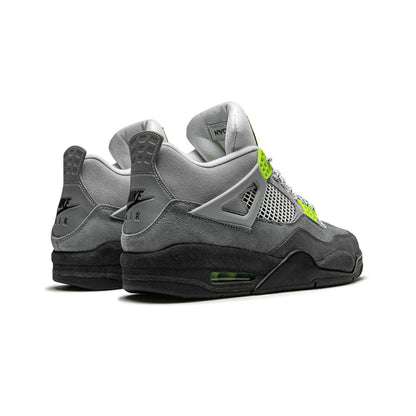 Air Jordan 4 Neon 95 baskets homme et femme en daim jaune, détail semelle