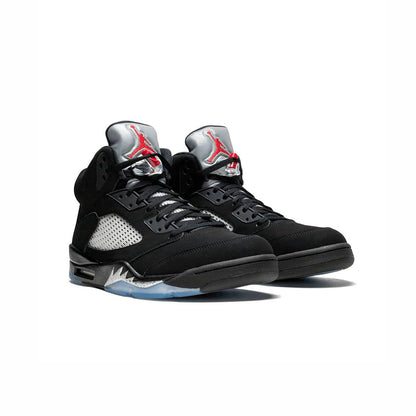 Air Jordan 5 Black Leather baskets homme et femme en cuir noir, vue de face
