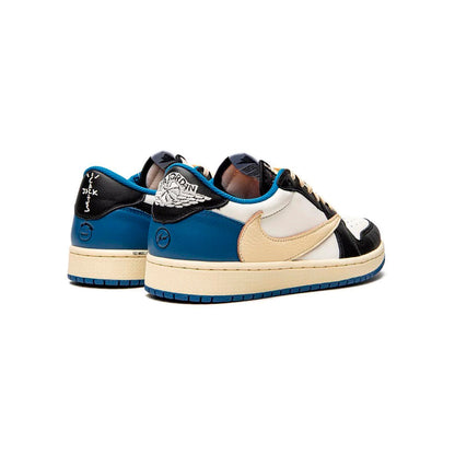 Air Jordan 1 Low Travis Scott Fragment baskets basses homme et femme en cuir noir blanc, détail semelle