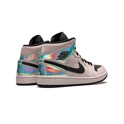 Air Jordan 1 Mid Powder Iridescent baskets mi-montantes homme et femme en daim blanc bleu, détail semelle