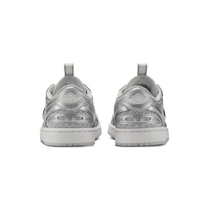 Air Jordan 1 Low Method of Make V3 Metallic Silver baskets basses homme et femme en cuir argent, détail semelle
