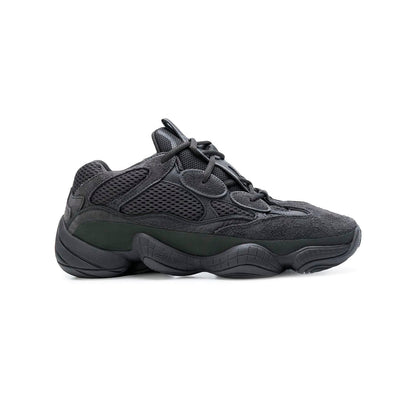 Adidas Yeezy 500 Utility Black baskets homme et femme en daim, mesh et cuir noir, vue de profil