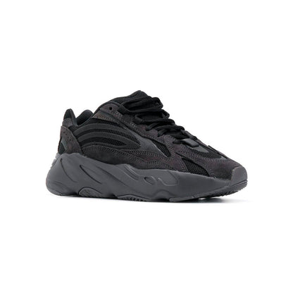 Adidas Yeezy 700 V2 Vanta baskets homme et femme en daim, mesh et cuir synthétique noir, vue de face