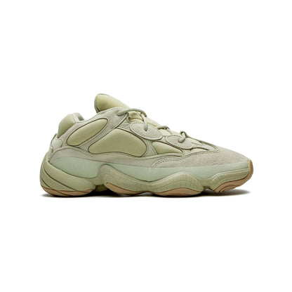 Adidas Yeezy 500 Stone baskets homme et femme en daim, mesh et cuir gris, vue de profil
