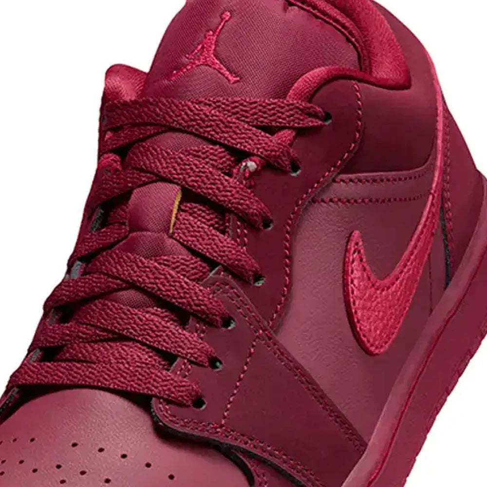 Air Jordan 1 Low Valentine's Day (2026) baskets basses homme et femme en cuir rouge rose, vue arrière