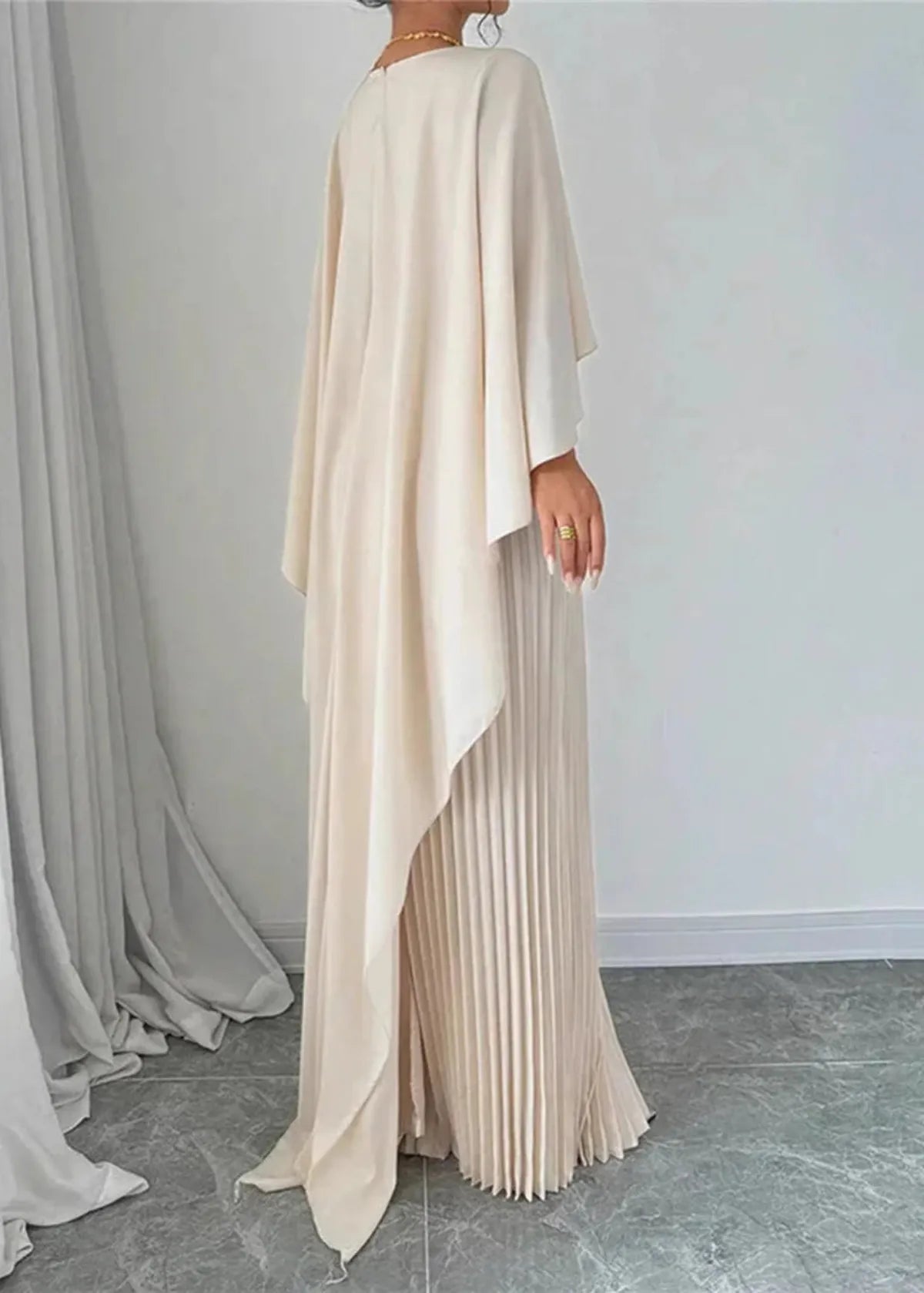 Amelia | Robe longue pour femme avec cape plissée superposée