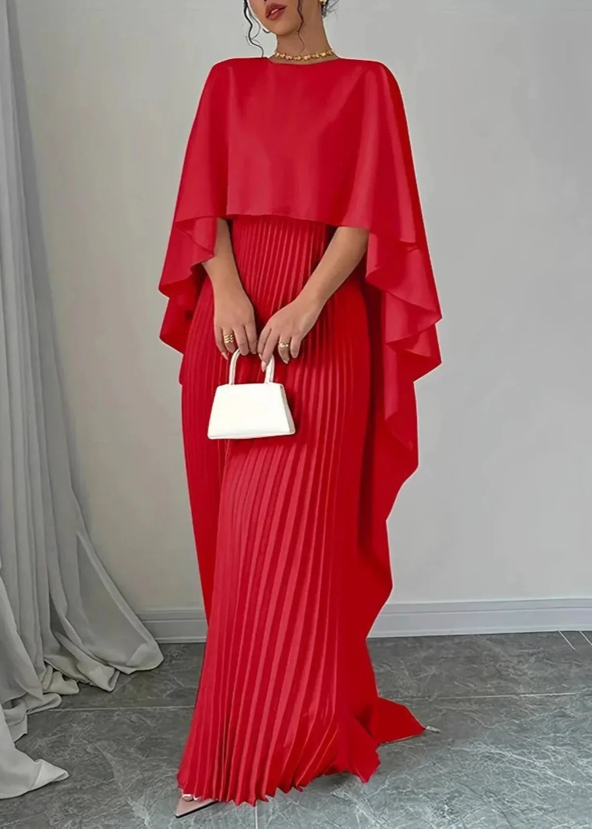 Amelia | Robe longue pour femme avec cape plissée superposée