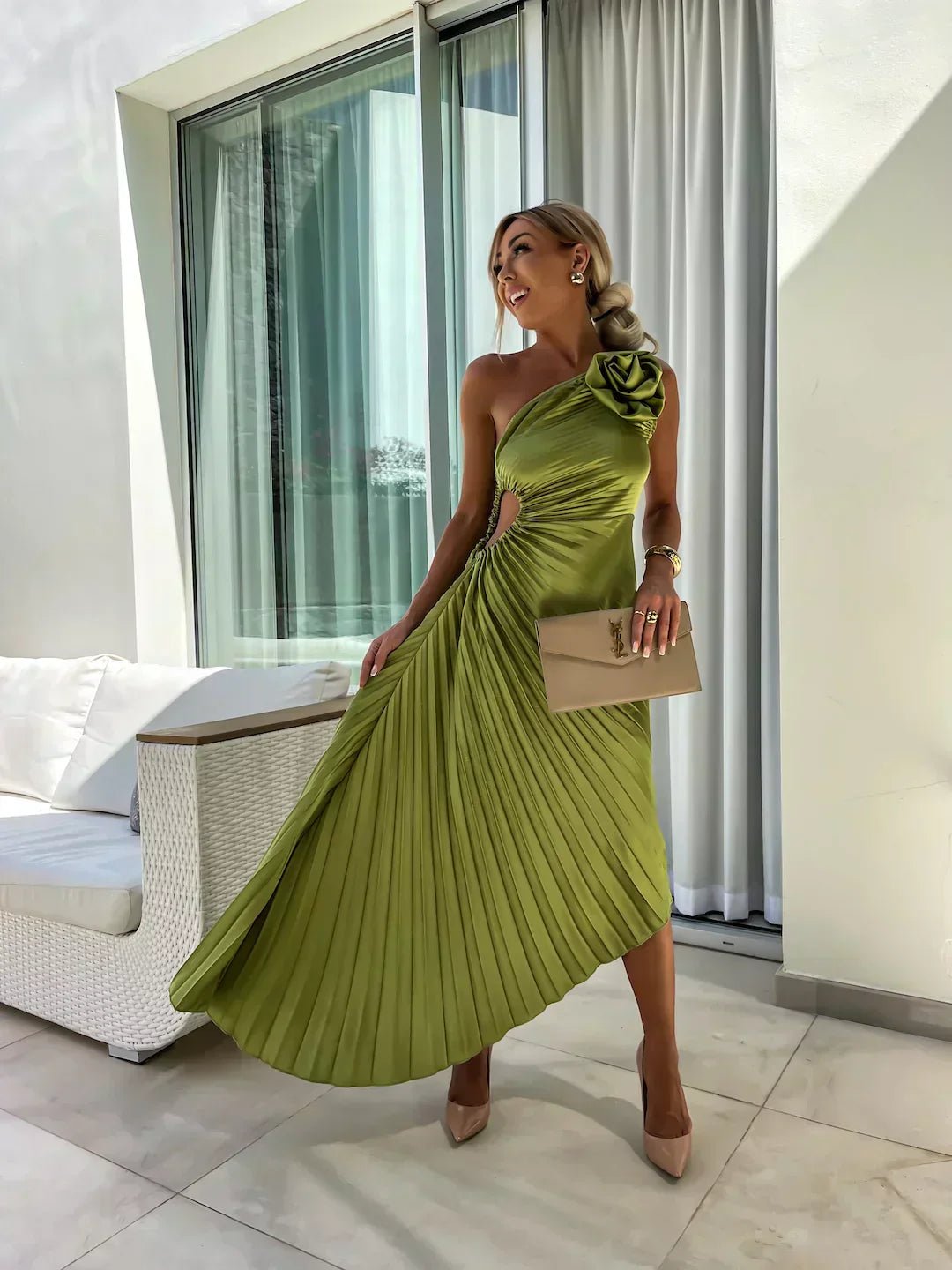 Ava | Robe maxi plissée à une épaule pour femme avec motif floral