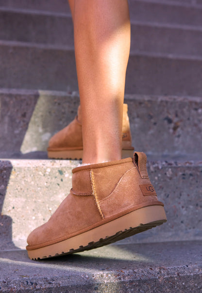 UGG Classic Ultra Mini Chestnut bottines fourrées femme en daim et peau de mouton marron chestnut, détail tige