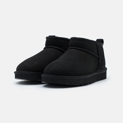 UGG Classic Ultra Mini Black bottines fourrées femme en daim et peau de mouton noir, vue de face