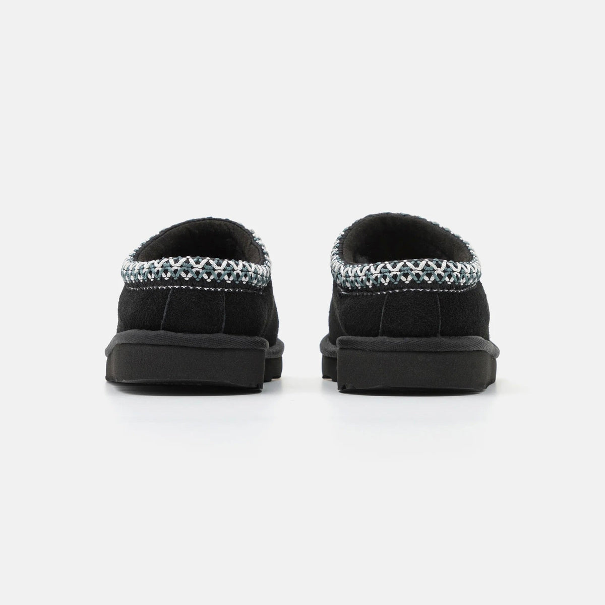 UGG Tasman II Black chaussons homme et femme en daim et peau de mouton noir, vue arrière