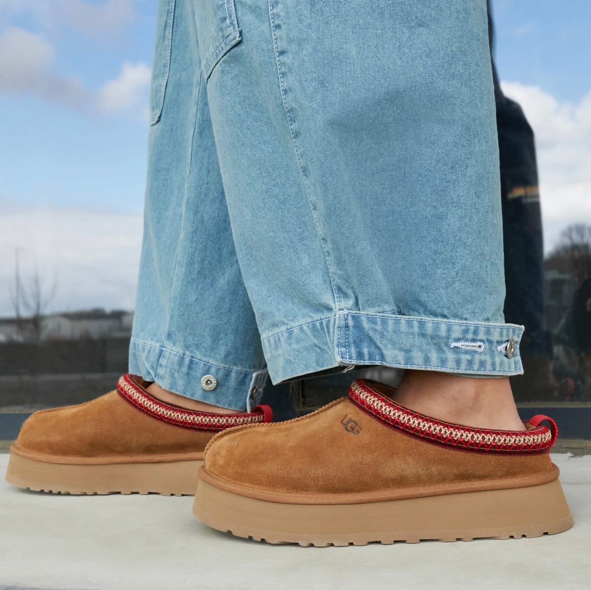 UGG Tazz Chestnut chaussons à plateforme femme en daim et peau de mouton marron chestnut, détail tige
