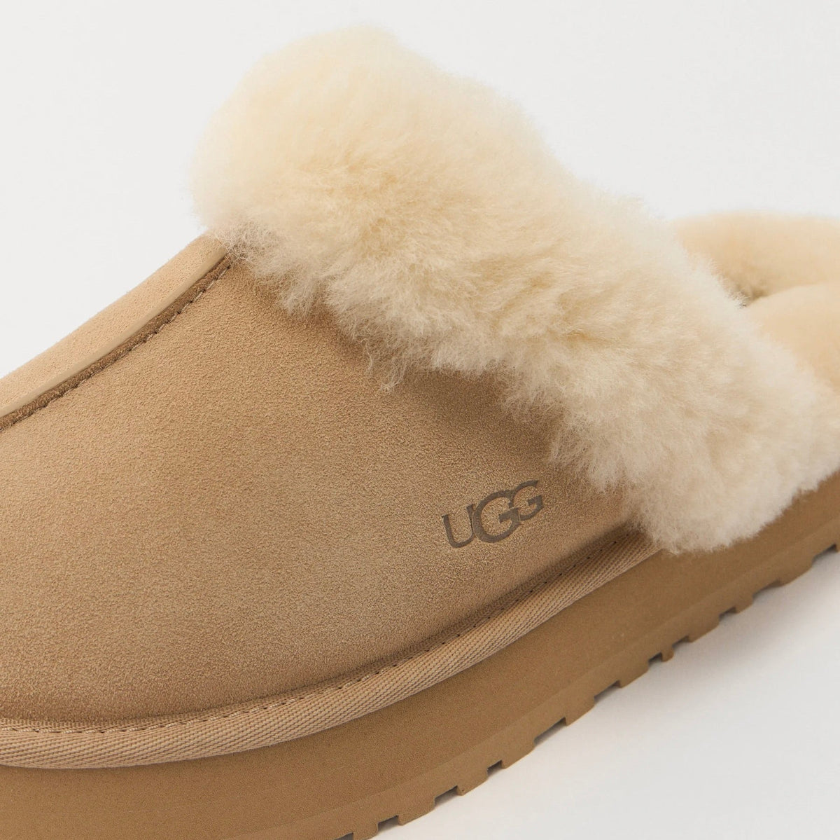 UGG Disquette Sand sabots fourrés femme en daim et peau de mouton beige sable, vue de dessus