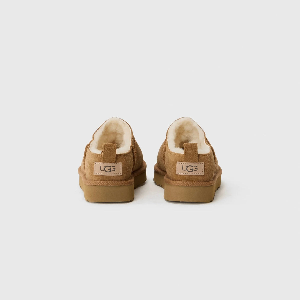 UGG Classic Micro Chestnut bottines fourrées femme en daim et peau de mouton marron chestnut, détail semelle