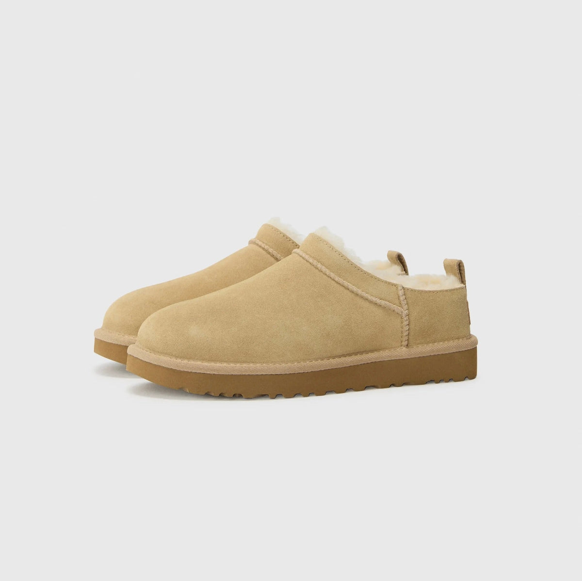 UGG Classic Micro Sand bottines fourrées femme en daim et peau de mouton beige sable, vue de face
