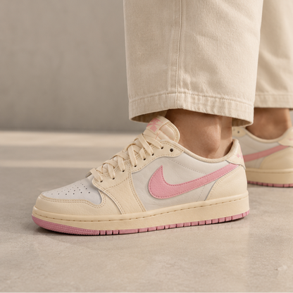 Air Jordan 1 Low Travis Scott Shy Pink baskets basses homme et femme en cuir rose, portées