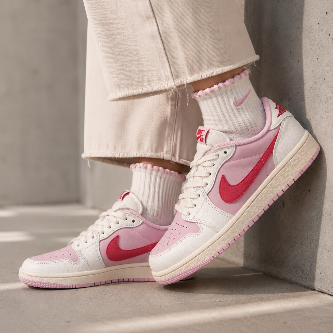 Air Jordan 1 Low Travis Scott Tropical Pink baskets basses homme et femme en cuir rose, portées