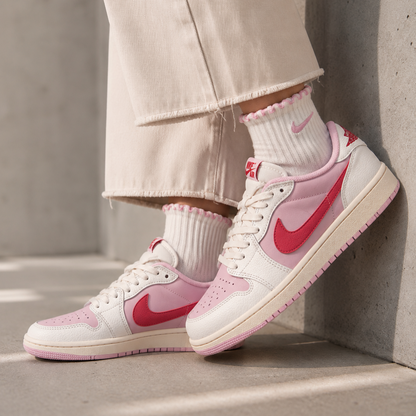 Air Jordan 1 Low Travis Scott Tropical Pink baskets basses homme et femme en cuir rose, portées