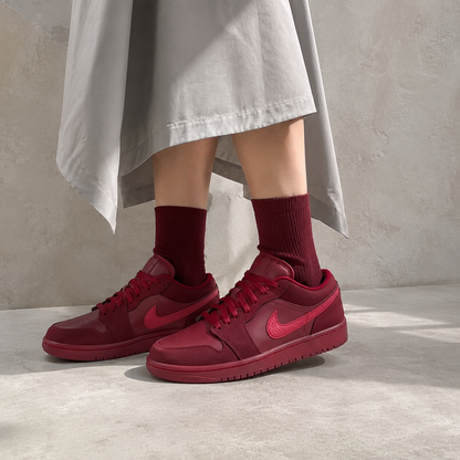 Air Jordan 1 Low Valentine's Day (2026) baskets basses homme et femme en cuir rouge rose, détail tige