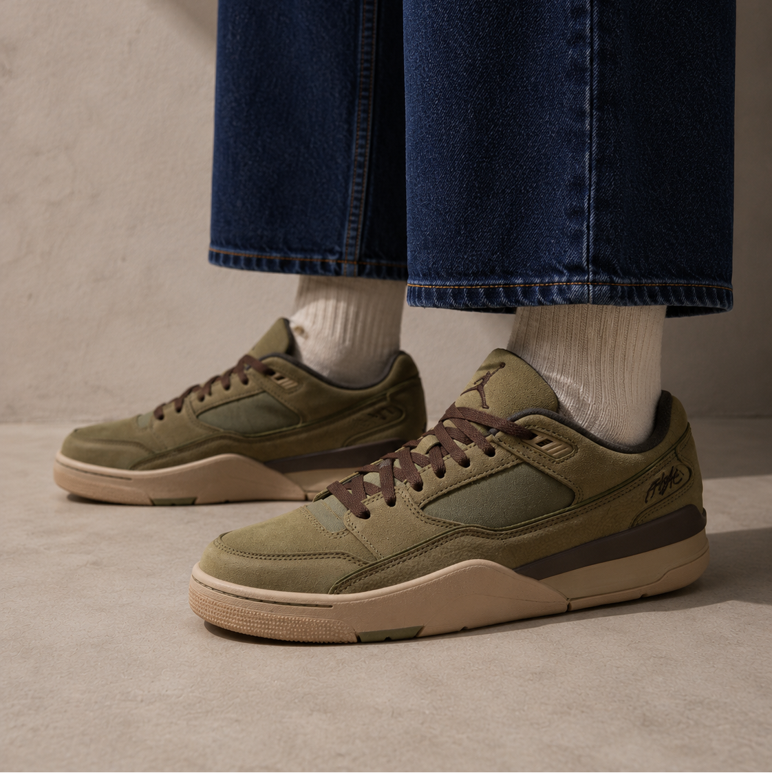 Air Jordan Flight Court Medium Olive Baroque Brown baskets basses homme et femme en daim vert marron, détail tige