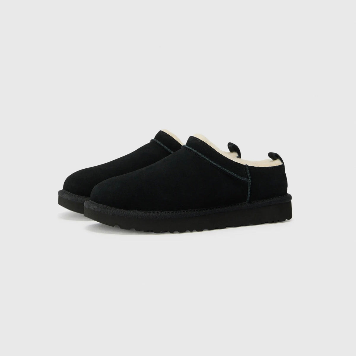 UGG Classic Micro Black bottines fourrées femme en daim et peau de mouton noir, vue de face