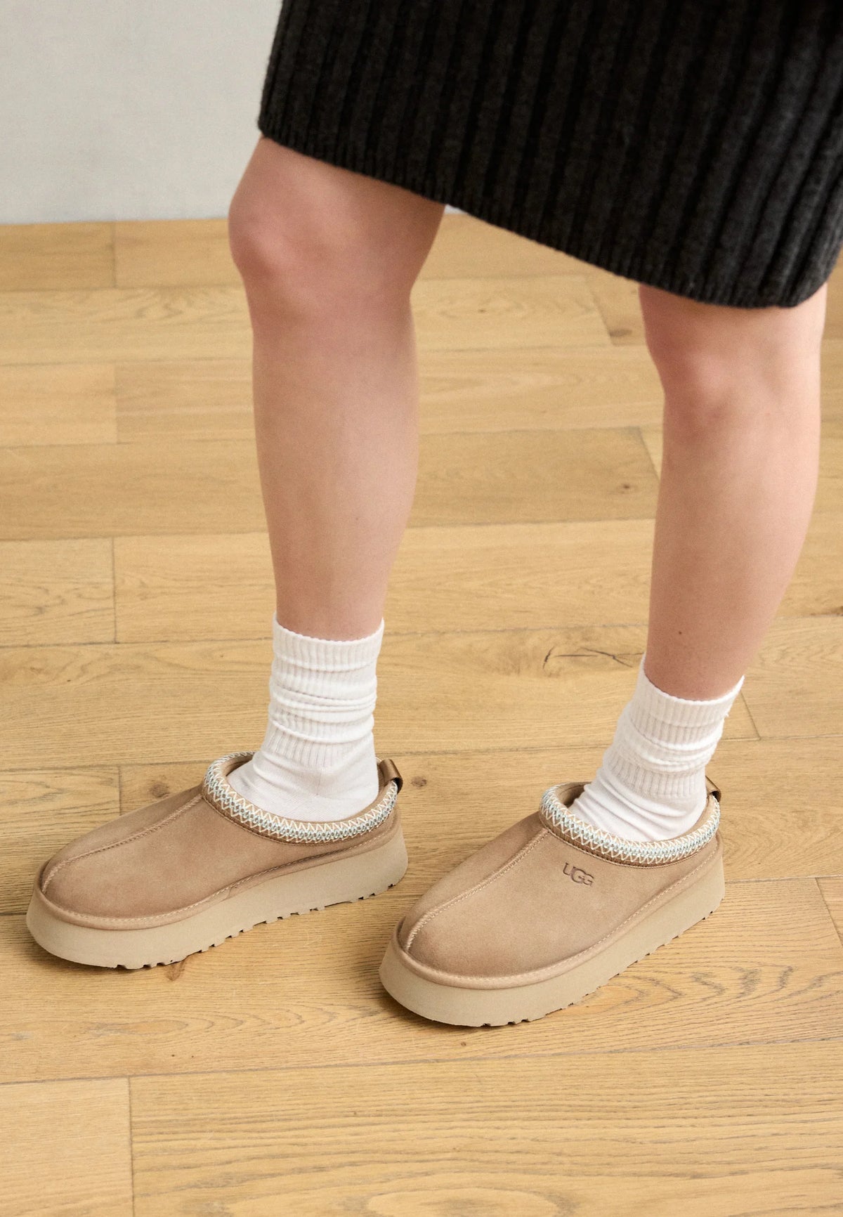 UGG Tazz Sand chaussons à plateforme femme en daim et peau de mouton beige sable, détail tige